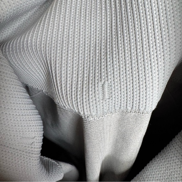 Lululemon Awakening Crop leggings Taryn Toomey 17". Sz 4. Gray. Ruched leg. - Picture 13 of 15